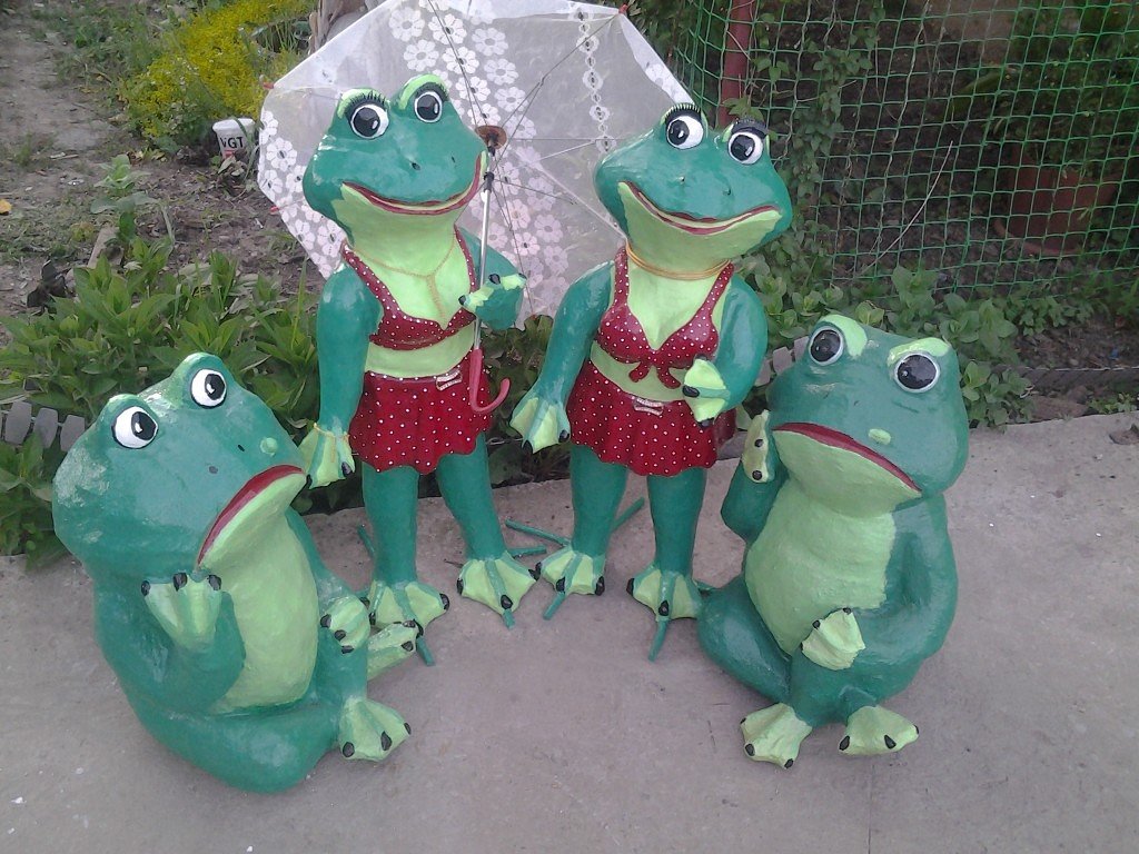 лягушка из пластиковых бутылок для сада фото