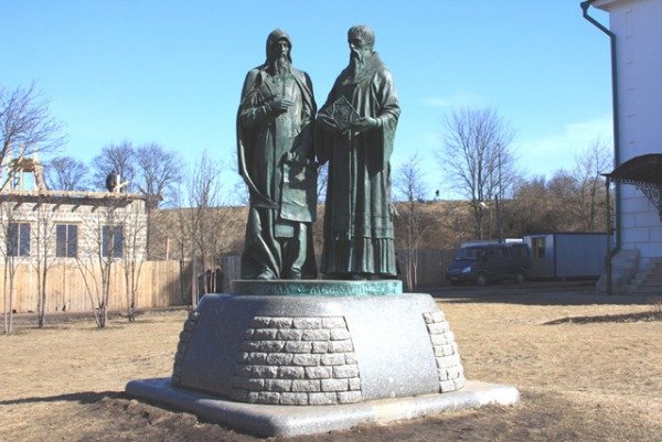 памятник в новгороде кирилла и мефодия фото