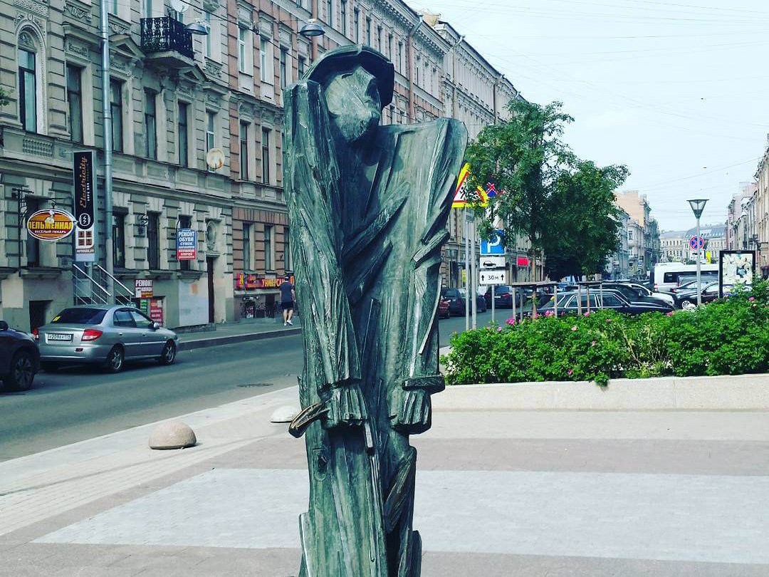 памятник слепой на улице правды фото