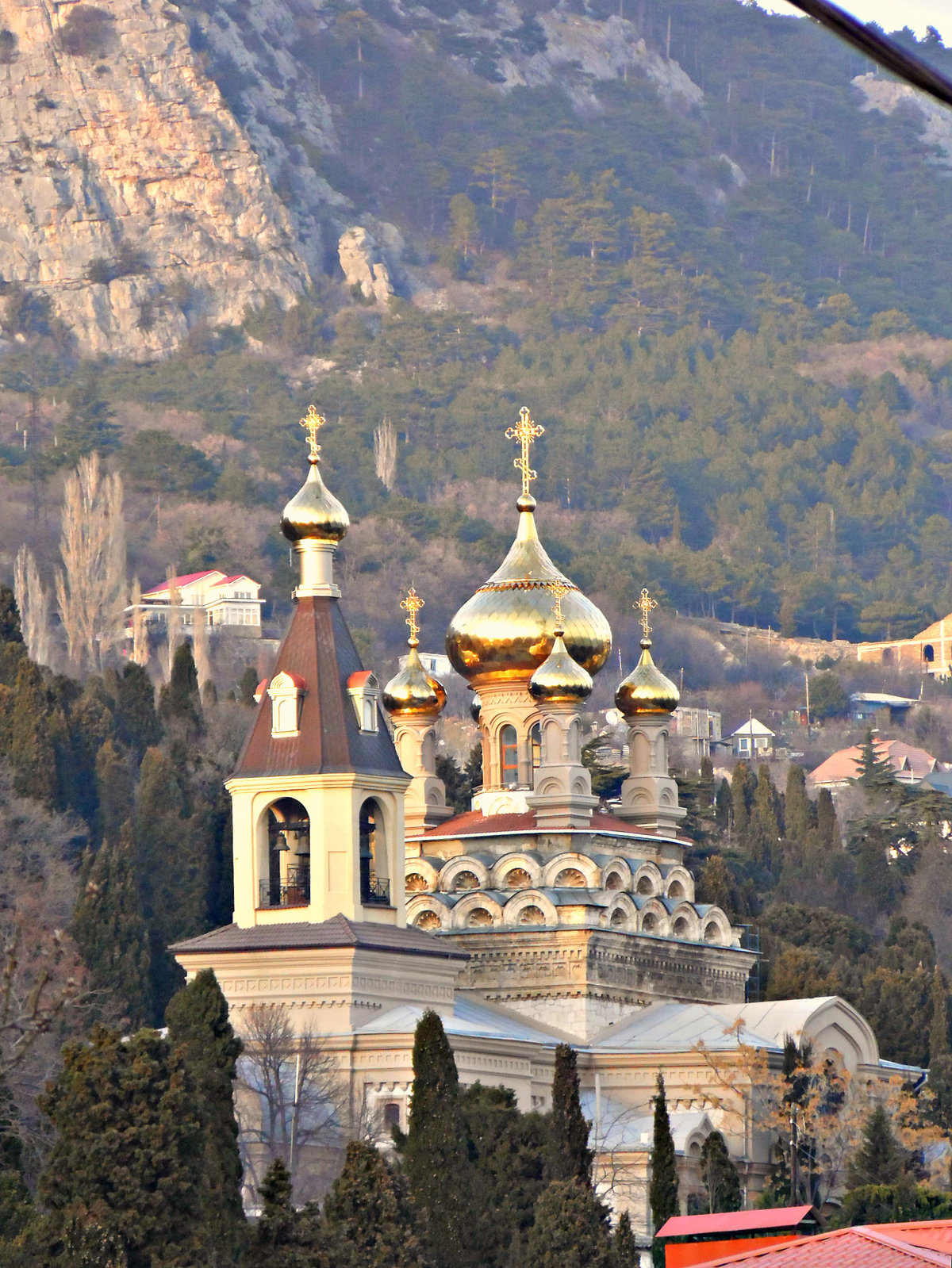 алупка церковь архангела михаила фото