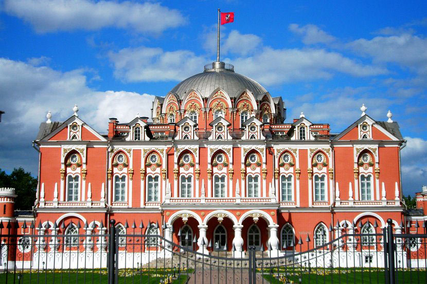 петровский путевой дворец фото