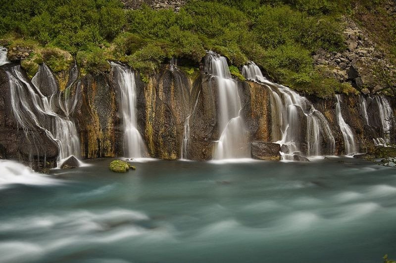 водопад хрёйнфоссар (hraunfossar) фото