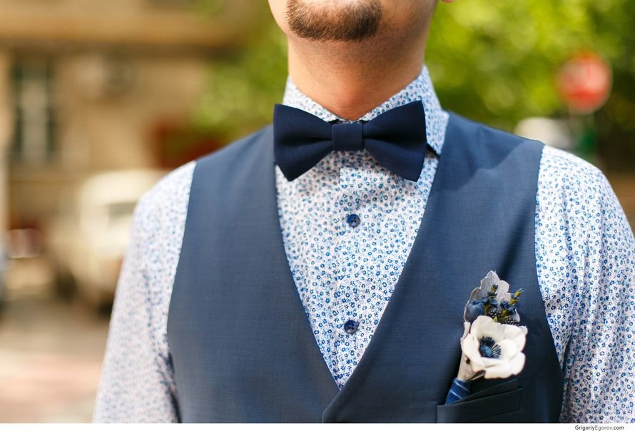 Образ жениха для свадьбы в стиле рустик: тёмно-синий жилет и бабочка.