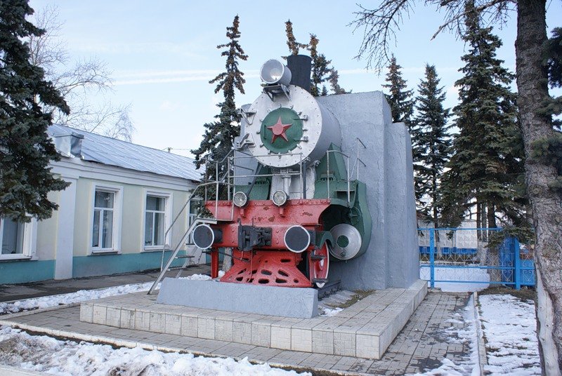 памятник паровозу в калуге фото