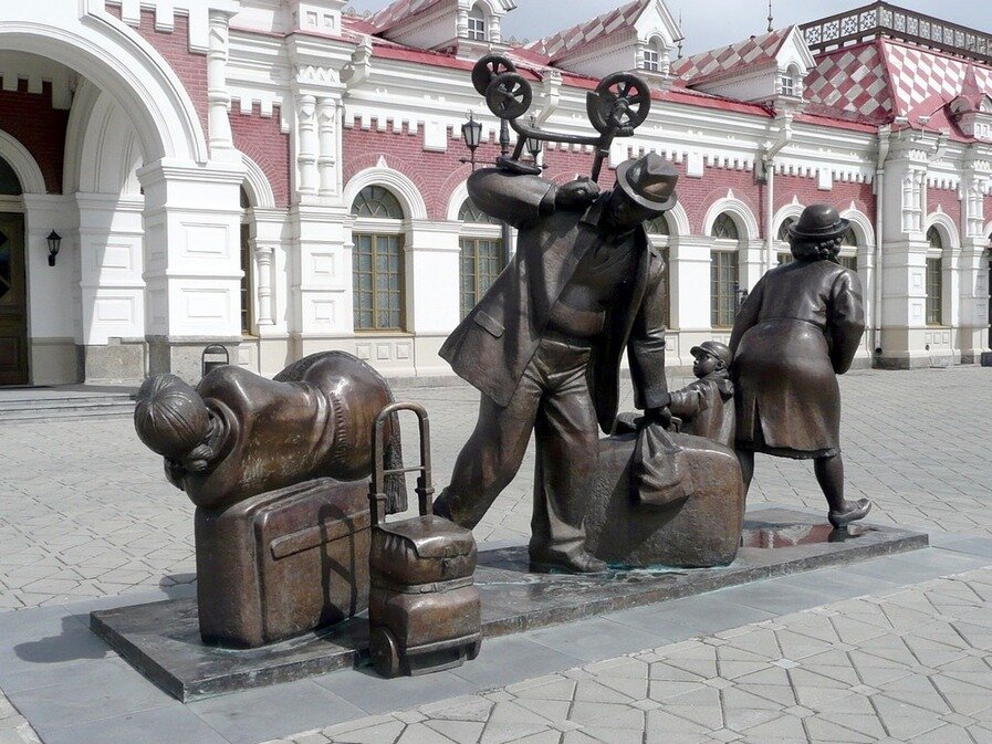 памятник около вокзала екатеринбург фото