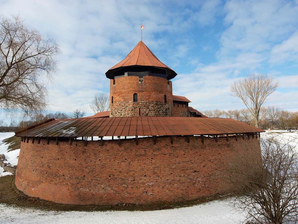 крепости с круглыми башнями фото