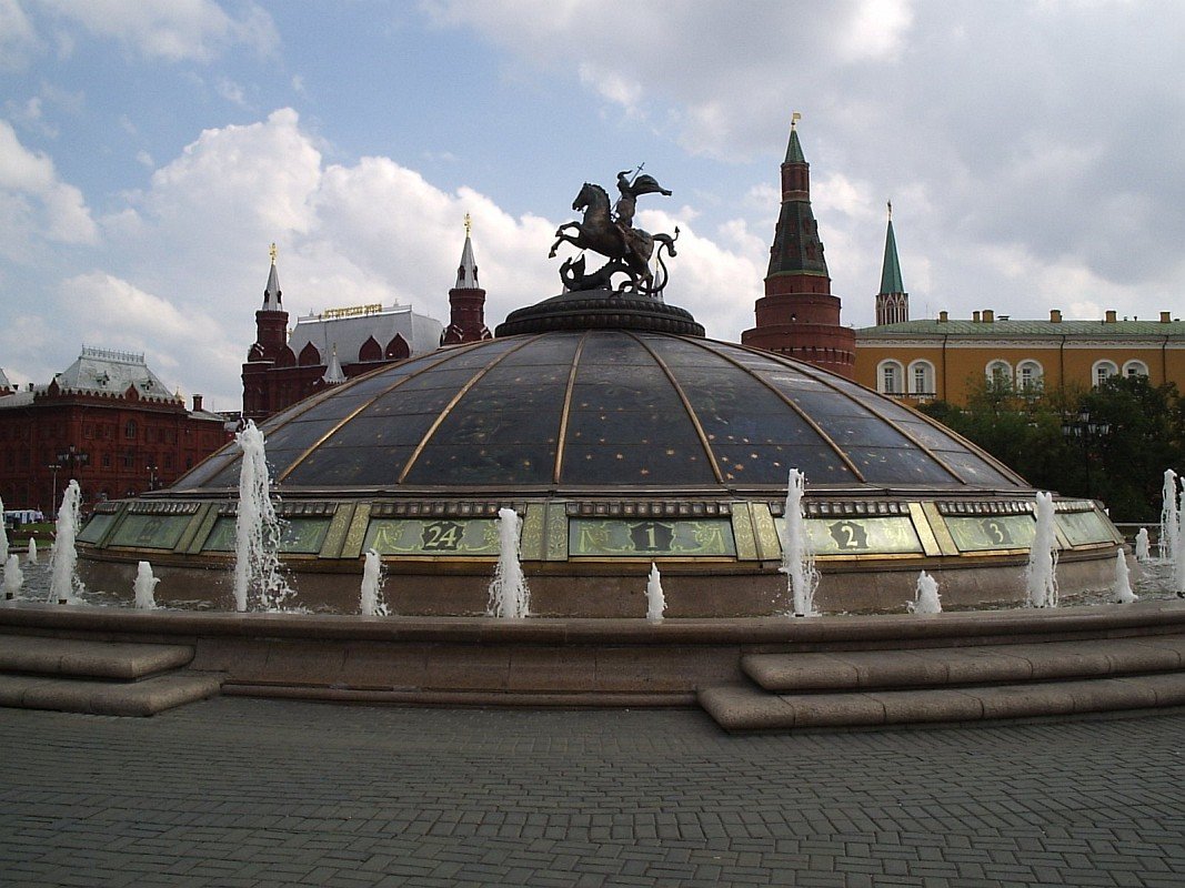 фонтан часы мира на манежной площади фото