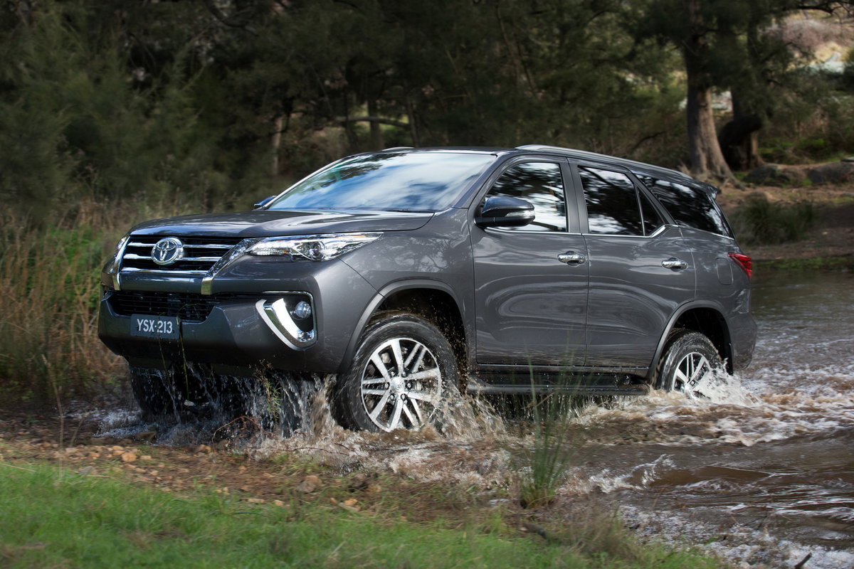 toyota fortuner фото