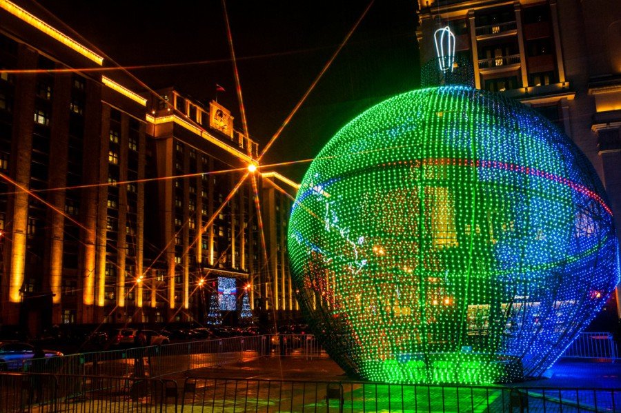 новогодний шар в москве на манежной площади фото