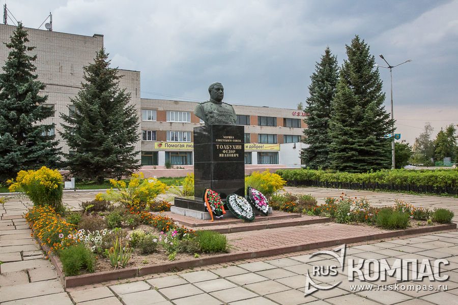 памятник толбухину в тутаеве фото