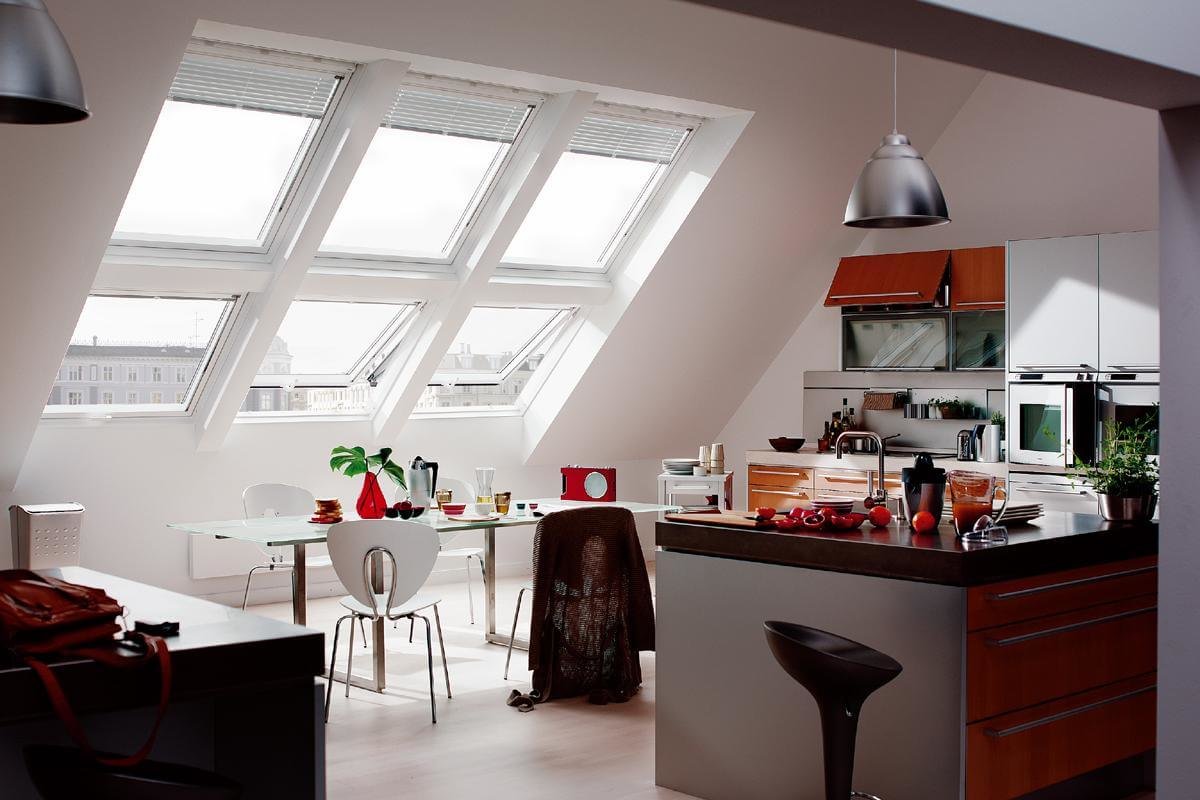 кухня с мансардными окнами