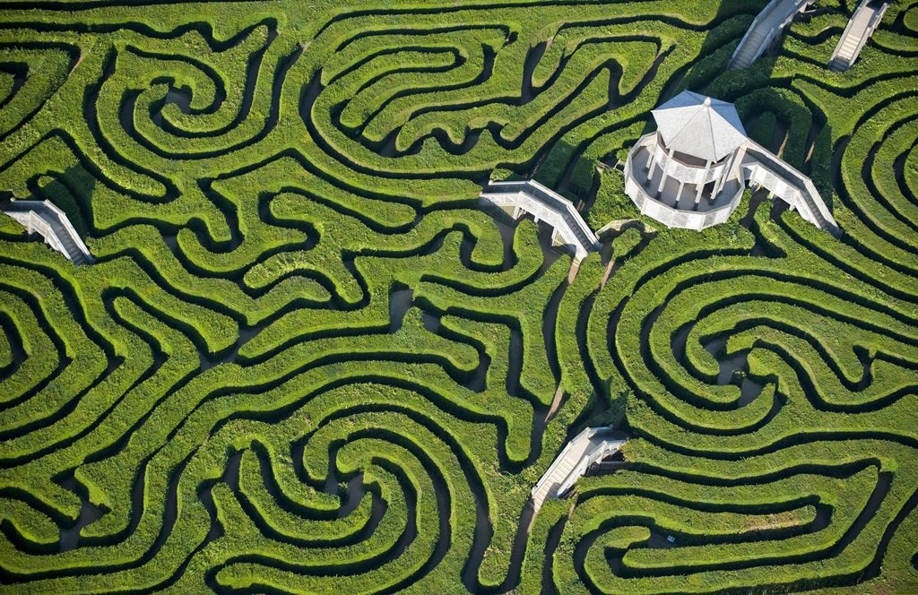 лабиринт лонглит (longleat hedge maze), англия, великобритания фото