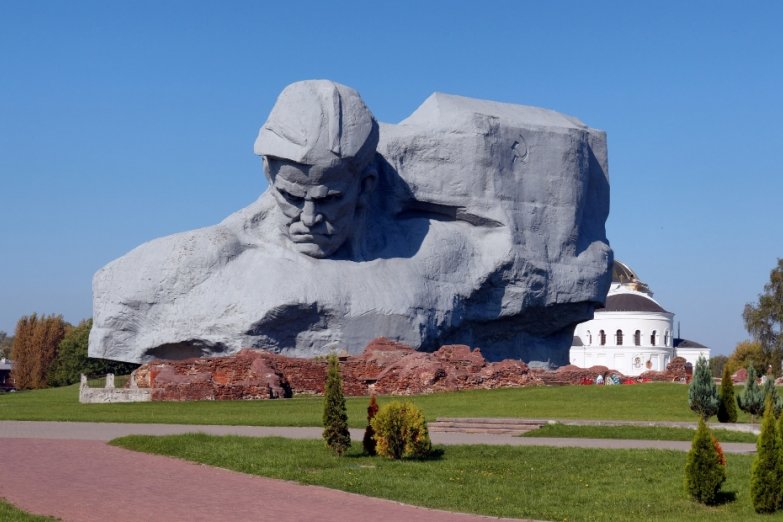 мемориальный комплекс брестская крепость герой фото