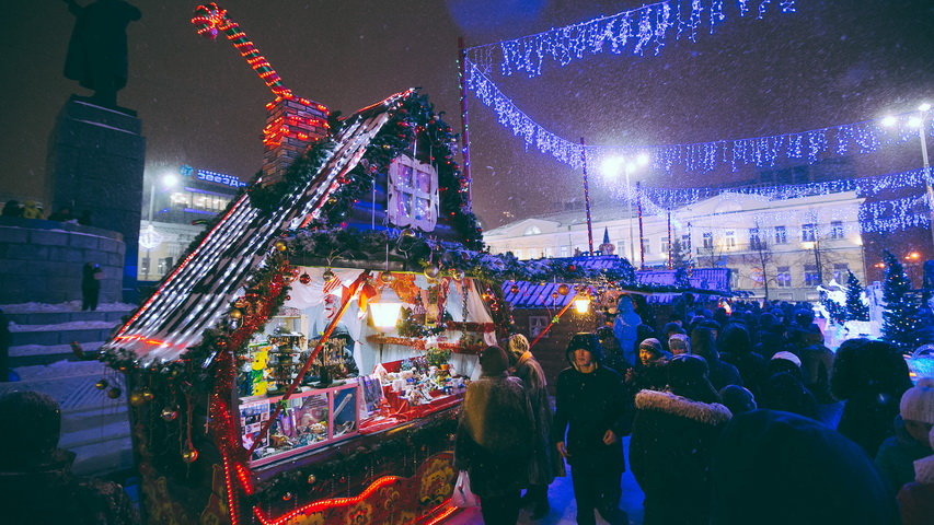 новогодняя ярмарка в ледовом городке, екатеринбург фото