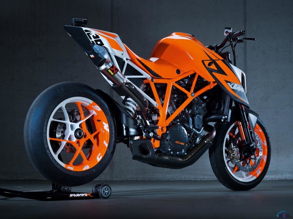 Мотоцикл КТМ 1290 Super Duke R - Оранжевого цвета с серебристым (вид сзади)