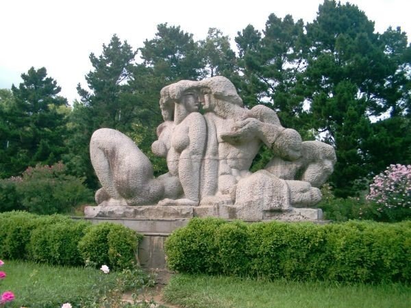 скульптура адама и евы в парке дендрарий сочи фото