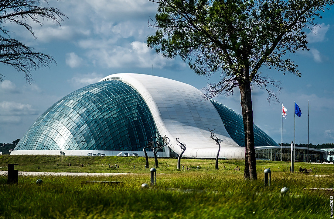 грузинский парламент кутаиси фото