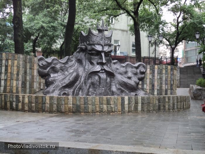 памятник нептуну во владивостоке фото