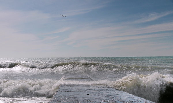 Море волнуется.