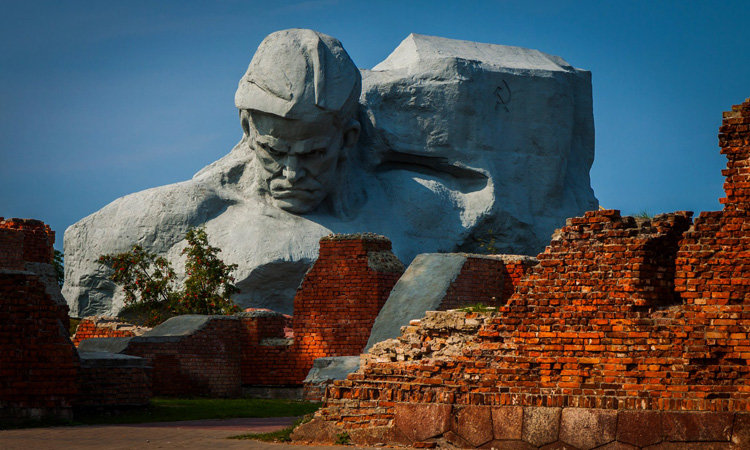 мемориальный комплекс брестская крепость герой фото