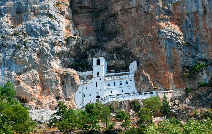 черногория церковь в скале фото