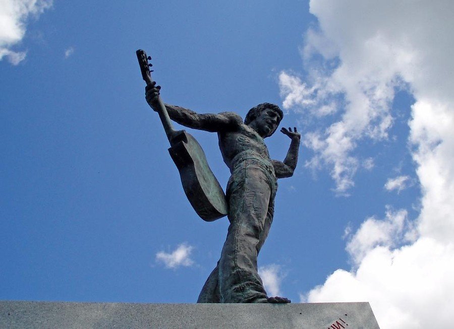 памятник высоцкому в новосибирске фото