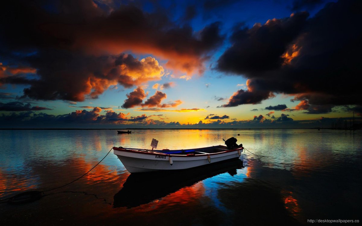 лодка в море фото