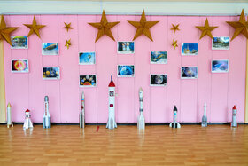 Фото 6. Поделки и фотозона ко «Дню космонавтики» в МБУ «Гимназия №38» г. Тольятти