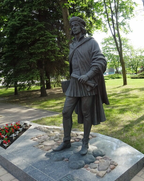 памятник студенту фото