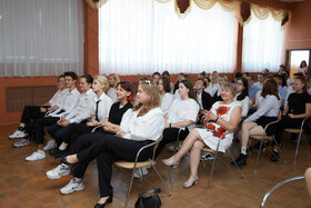 Фото 5. Красные дипломы для 9-х классов и вся церемония вручения аттестатов