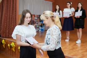 Фото 3. Красные дипломы для 9-х классов и вся церемония вручения аттестатов