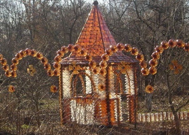 беседка из пластиковых бутылок фото