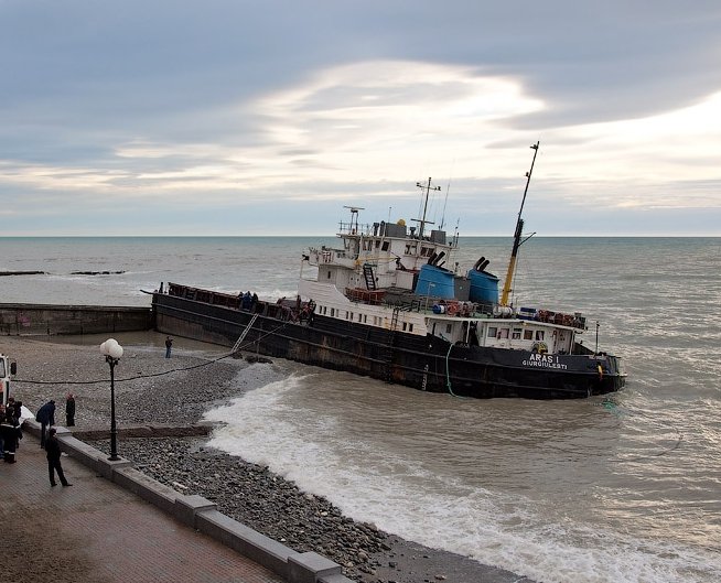 «Шквал» выброшен на берег Крыма шквалом