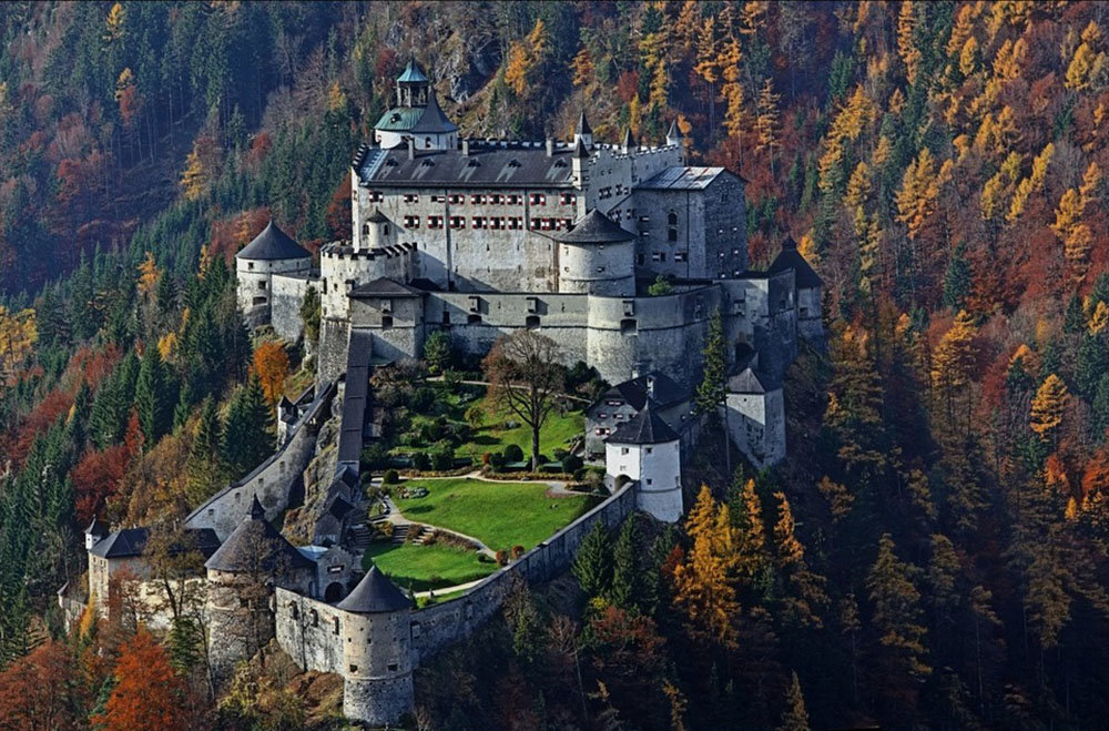 замок хоэнверфен австрия фото