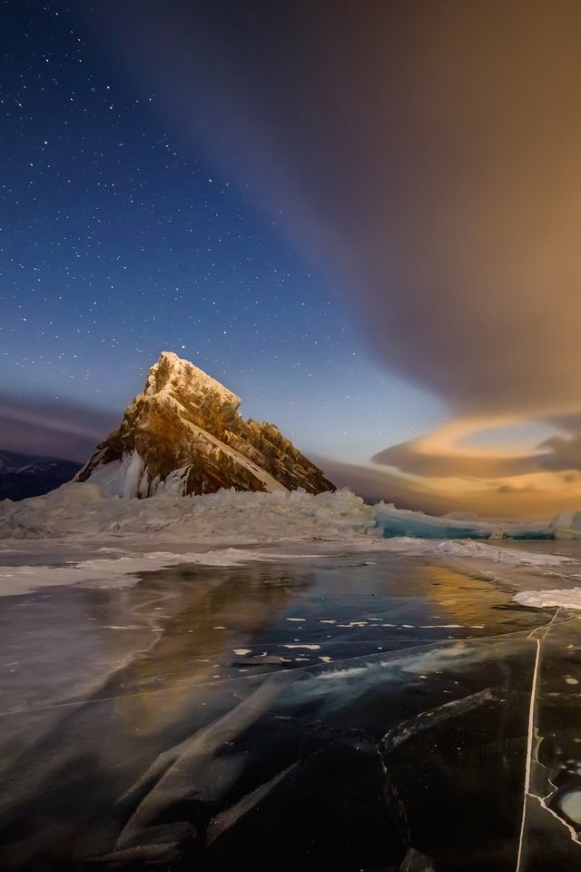 Байкал, Сергей Семенов для «AirPano».

Тишина озера, скованного льдом, под звездным небом.