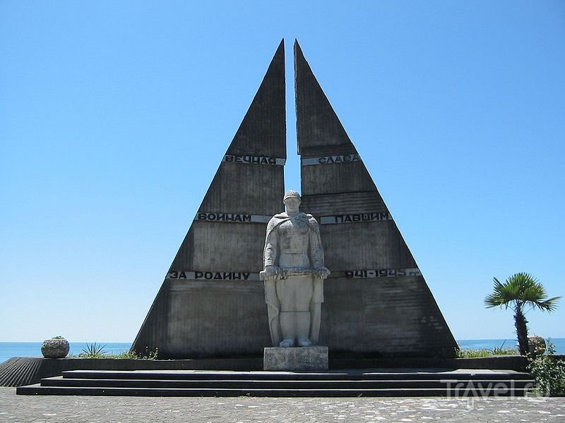 памятник погибшим воинам гагра фото