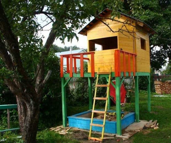 детский домик для дачи на сваях фото