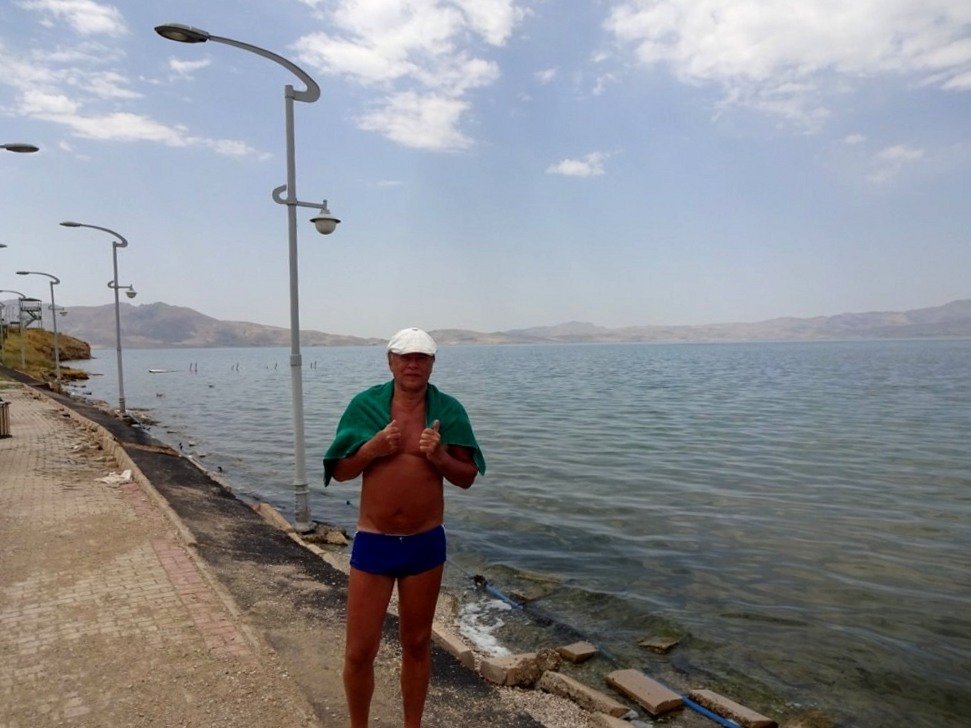 �ео�гий Ян��еви� на озе�е Э��ек. ��л го���ий ���овей, � �аз п��� �одил к�па����.