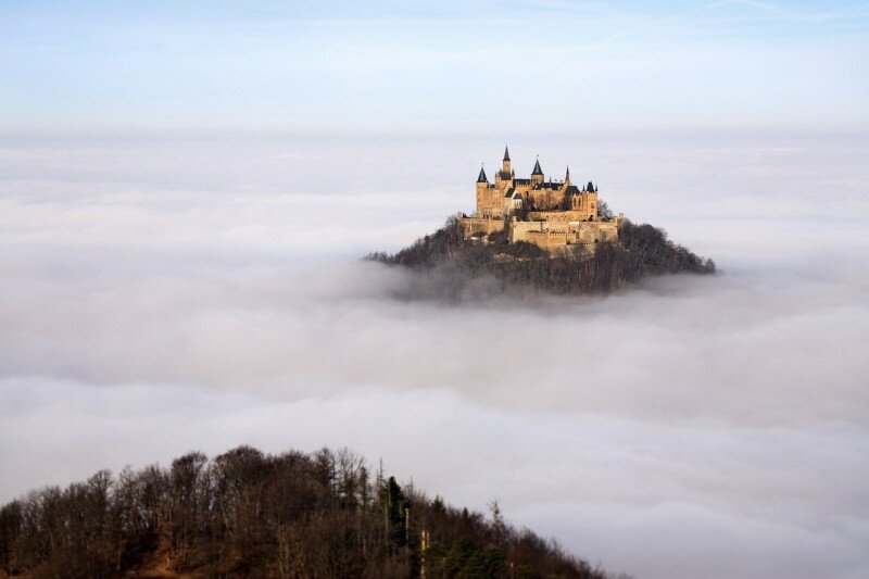 сказочный остров в тумане. замок гогенцоллерн, германия фото