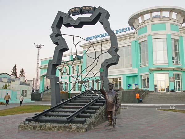 памятник у жд вокзала омск фото