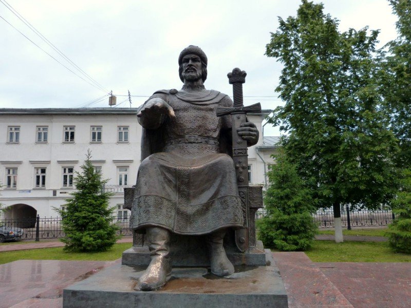 памятник юрию долгорукому в костроме фото