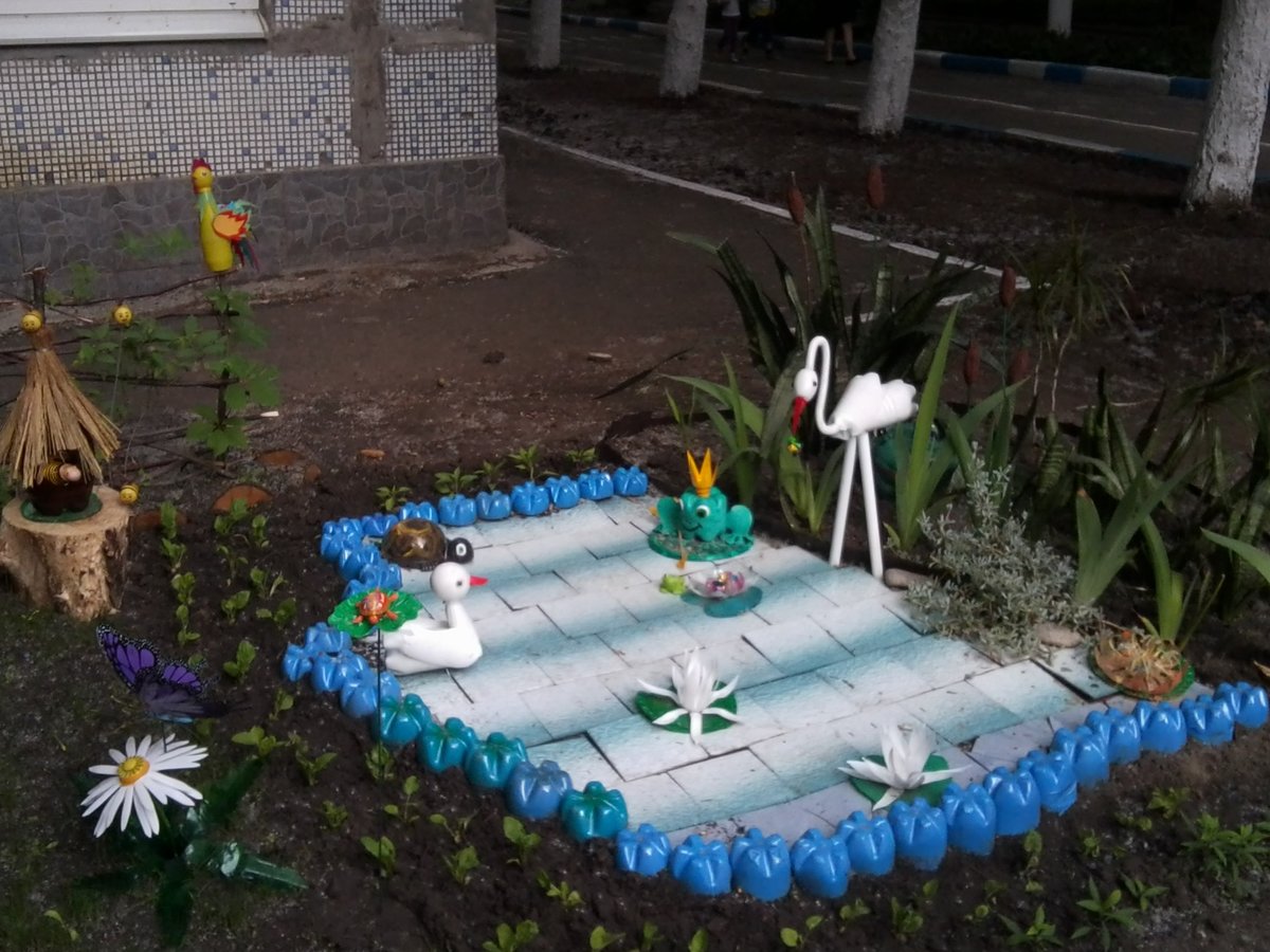 украшение двора из бутылок фото
