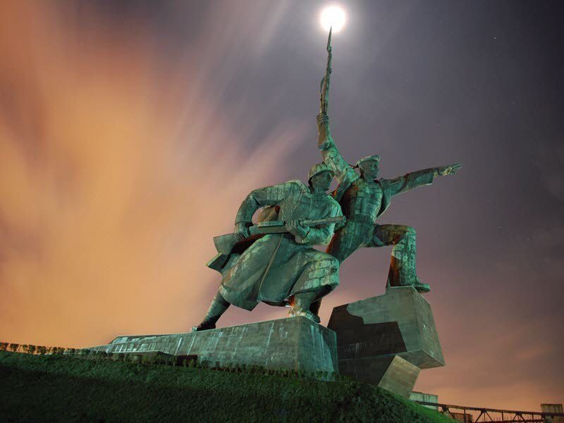 памятник солдату и матросу севастополь фото