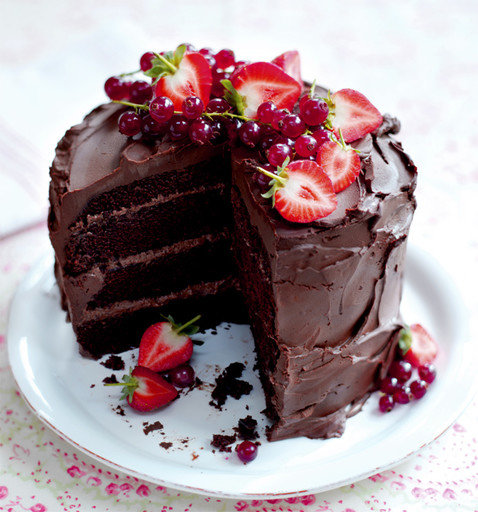 Домашний шоколадный торт с клубникой и смородиной