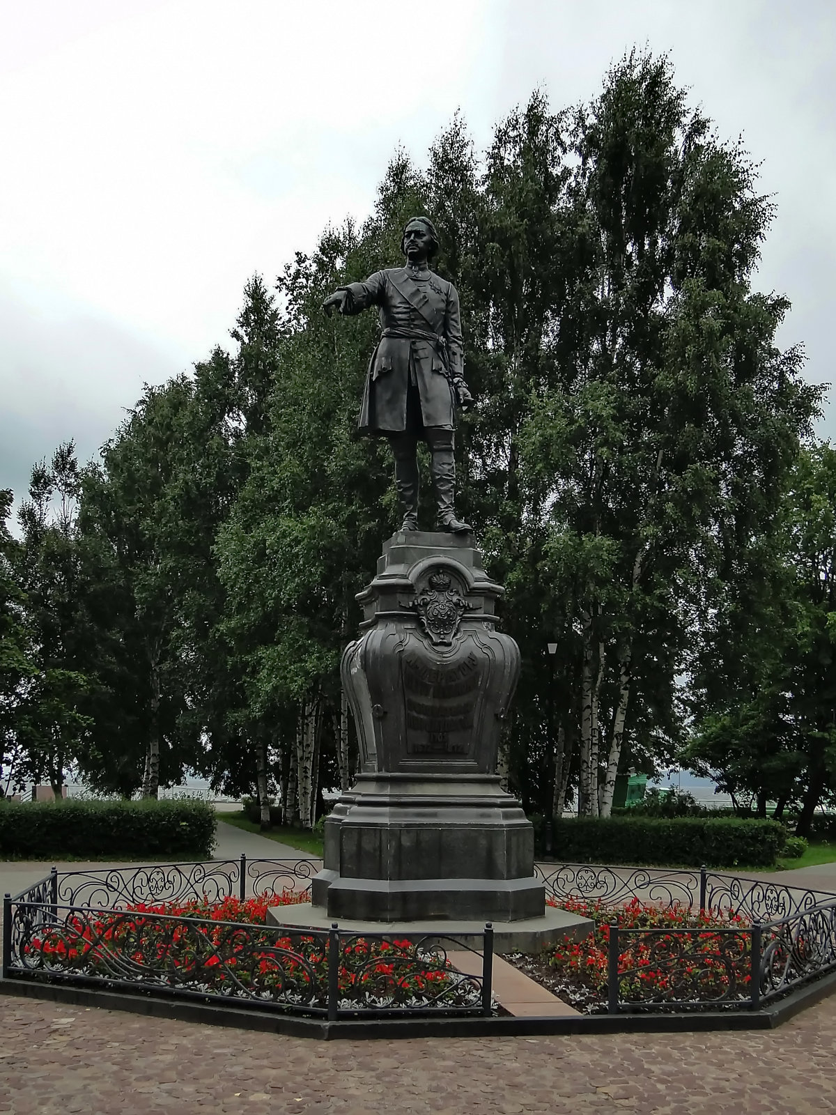 памятник петру в петрозаводске фото