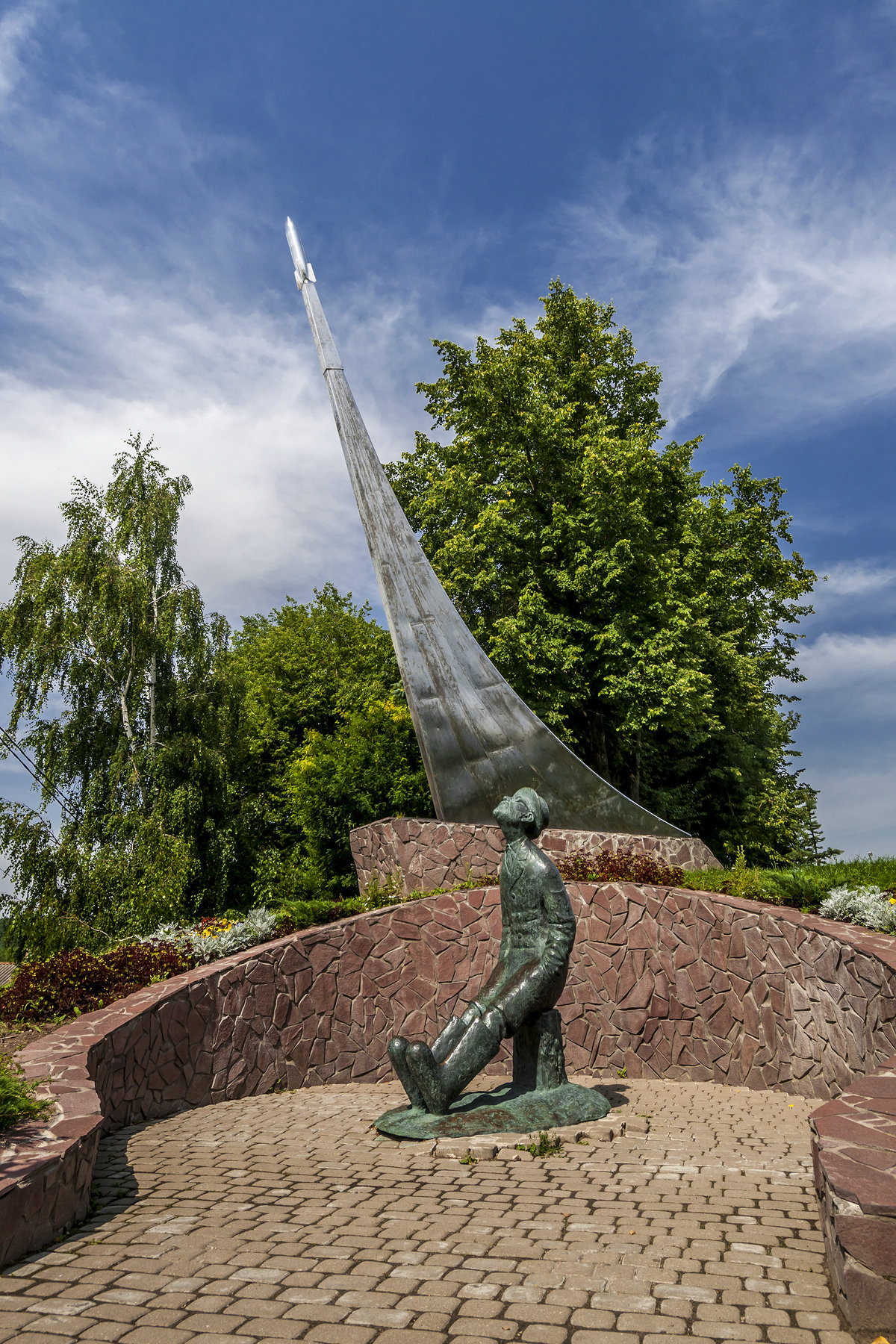 памятник константину циолковскому (боровск) фото
