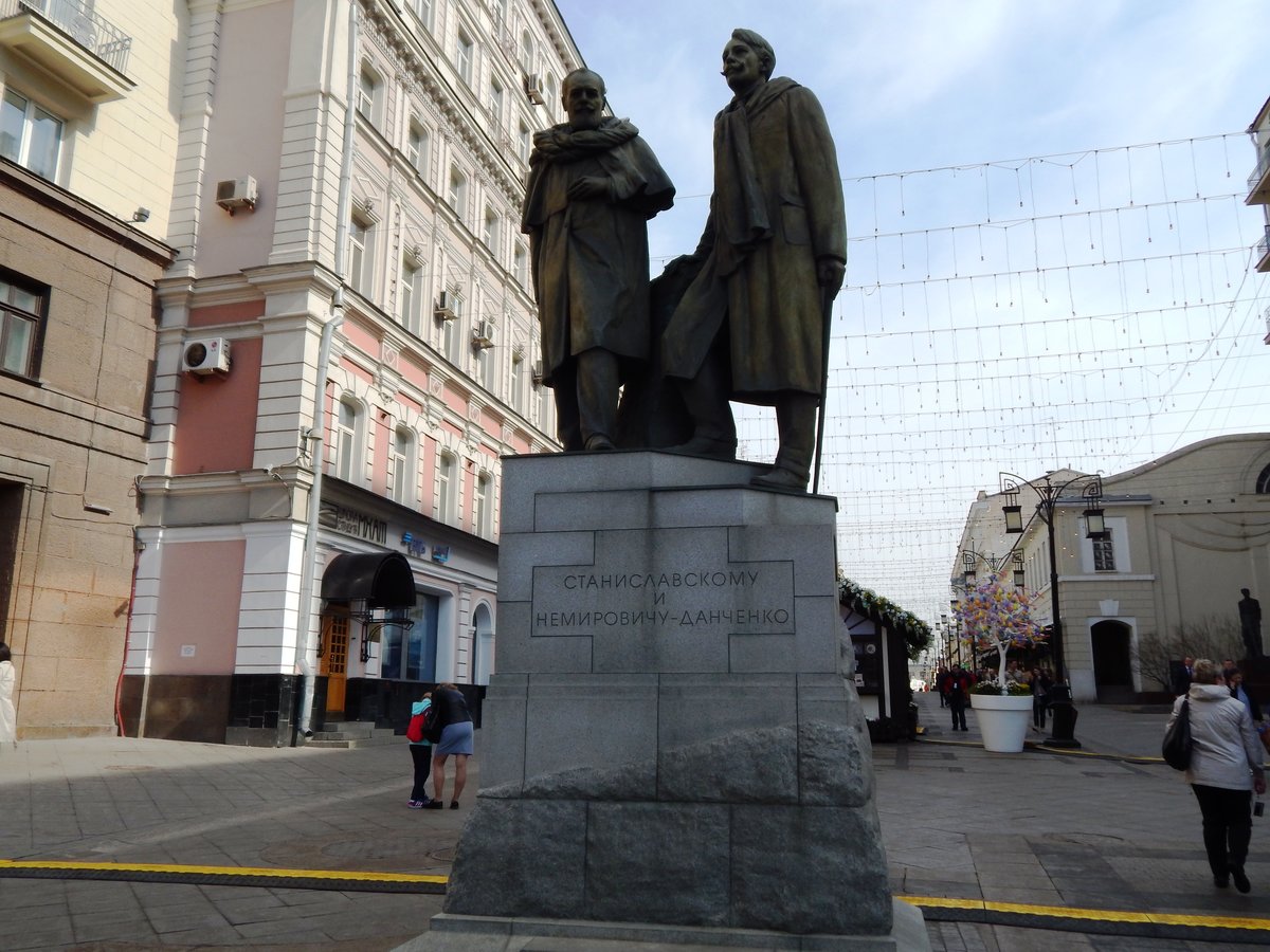 памятник станиславскому и немировичу данченко в москве фото