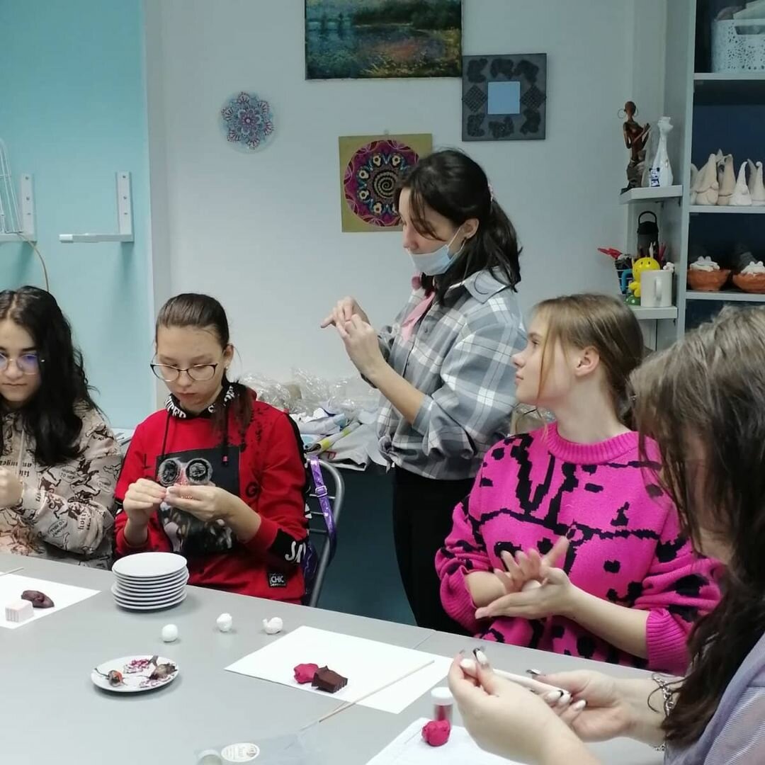 Photo by Дополнительное образование on December 15, 2021. May be an image of one or more people, people standing, people sitting and indoor.