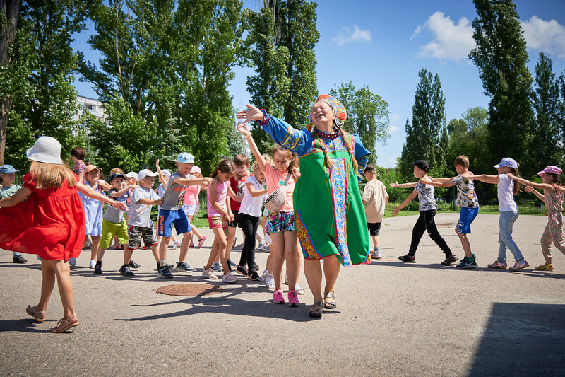 Фото 1. Игра на свежем воздухе в летнем лагере - 2021