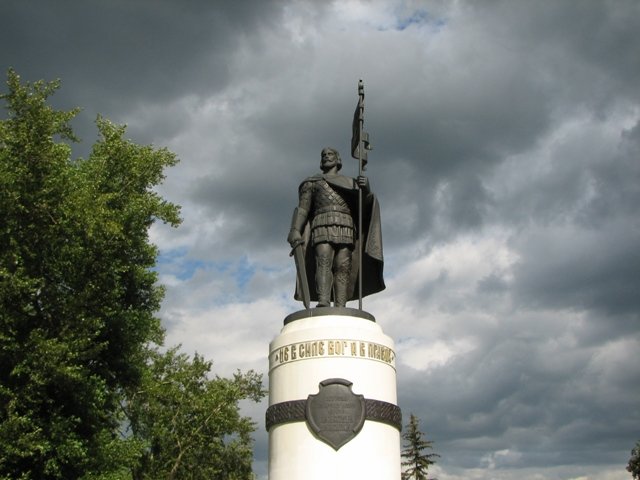 памятник александру невскому в курске фото